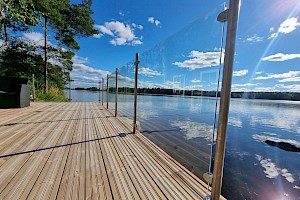 Lasikaide rannassa
